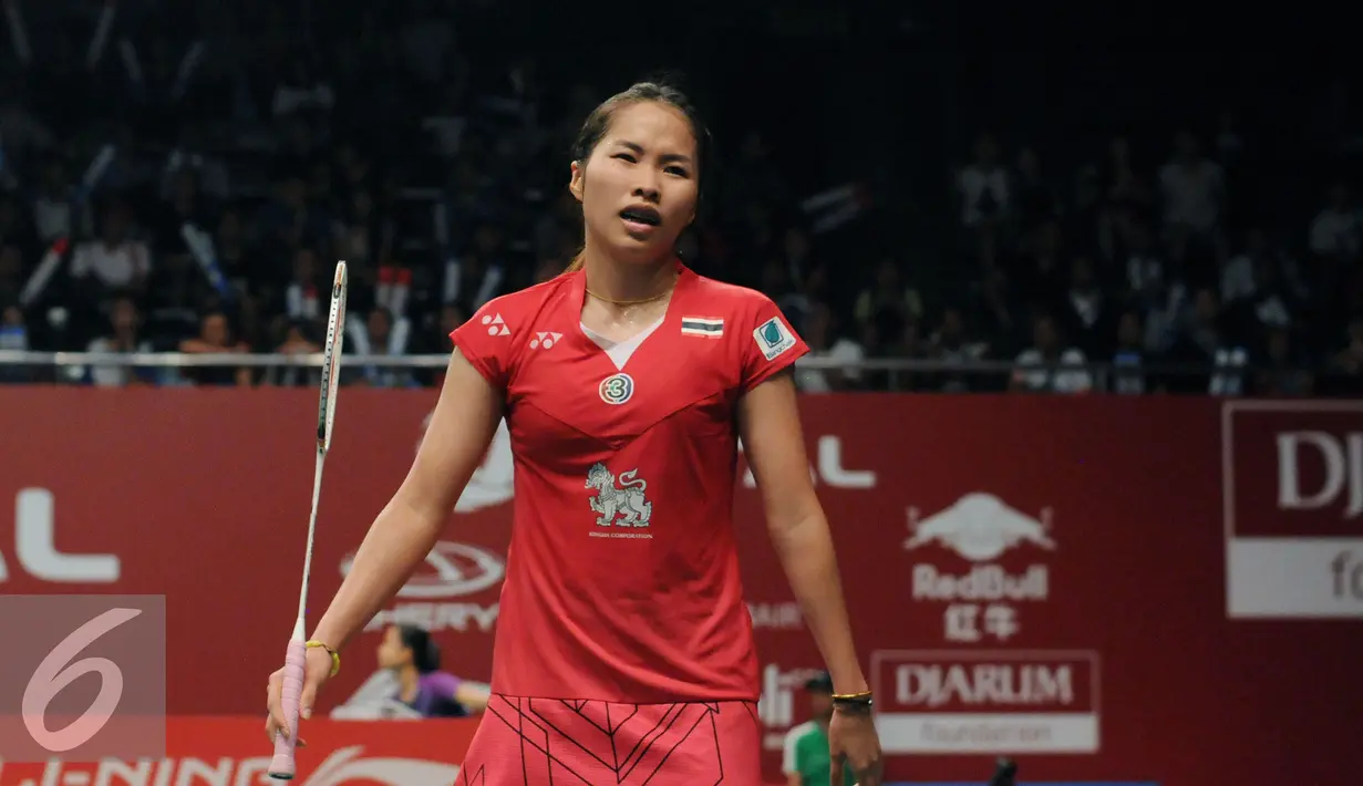 Pebulutangkis tunggal putri Thailand, Ratchanok Intanon saat tampil melawan Lindaweni Fanetri (Indonesia) di Total BWF Championships 2015 di Jakarta, Kamis (13/8/2015). Laga Intanon terhenti akibat cedera. (Liputan6.com/Helmi Fithriansyah)