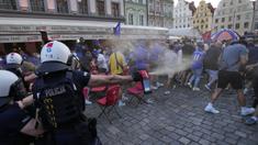 Para polisi menyemprotkan semprotan merica untuk membubarkan kericuhan antar fans menjelang laga final Conference League 2024/2025 antara Real Betis melawan Chelsea di sekitar restoran kota Wroclaw, Polandia, Selasa (27/05/2025) waktu setempat. (AP Photo/Czarek Sokolowski)