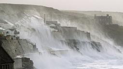Ombak menghantam Porthleven saat Badai Eunice mendarat di pantai Cornish, Inggris, Jumat (18/2/2022). Badai besar kedua minggu ini memicu peringatan cuaca "merah" yang langka di seluruh Inggris selatan. (Matt Keeble/PA via AP)