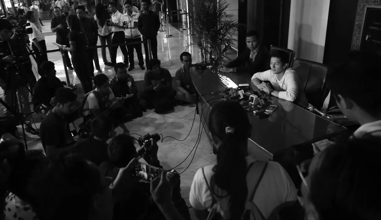Pebalap Nasional, Rio Haryanto saat memberikan keterangan pers di Bandara Soekarno-Hatta, Cengkareng, Tangerang, Rabu (2/11/2015). (Bola.com/Nicklas Hanoatubun)