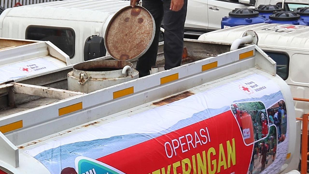 FOTO: Ratusan Mobil Tangki Air Disiapkan PMI untuk Antisipasi Bencana Kekeringan di Wilayah Terdampak