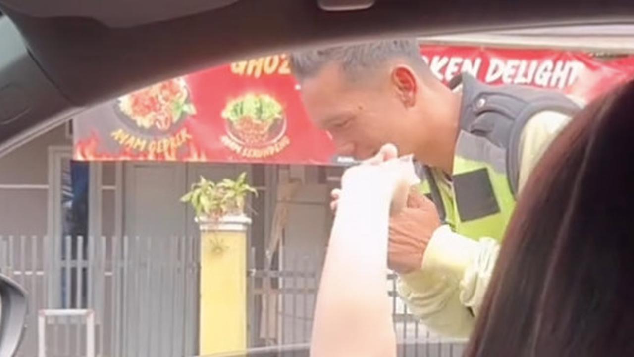 Baru Pertama Kali, Tukang Parkir Miliki Adab yang Sopan Dikasih Uang 'Ini Kebesaran