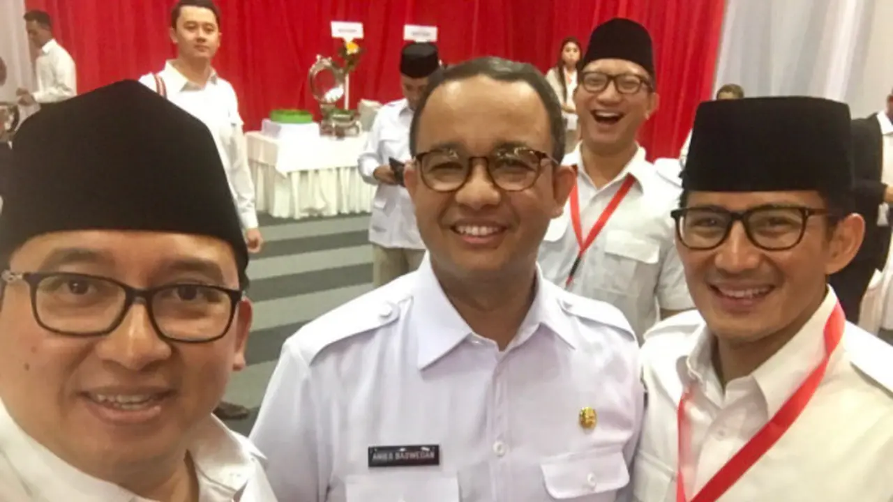 Pakai Seragam Dinas, Anies dan Sandiaga Datang ke Acara Gerindra