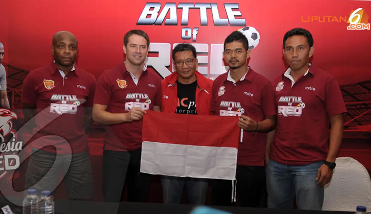 Sesi foto para bintang yang akan bertanding dalam Battle of Red. Pertandingan akan dilakukan Rabu, (23/10/13) di GBK Senayan, Jakarta (Liputan6.com/ Helmi Fithriansyah)