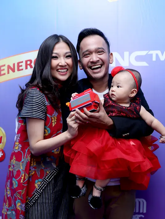 Dalam ajang Moms and Kiddy Awards 2015, anak dari pasangan Ruben Onsu dan Sarwendah yang bernama Thalia menjadi pemenang dalam kategori Baby Sosmed Kesayangan. Keduanya pun merasakan kebanggaan. (Andy Masela/Bintang.com)