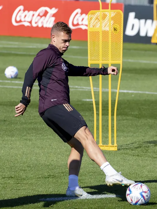 Gelandang timnas Jerman Joshua Kimmich menendang bola selama sesi latihan di Kampus DFB (Asosiasi Sepak Bola Jerman) di Frankfurt, Kamis (22/9/2022). Jerman menghadapi pertandingan UEFA Nations League dengan Hungaria di Stadion Olimpiade Berlin, Sabtu (24/9) dini hari WIB. (Photo by ANDRE PAIN / AFP)