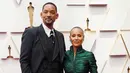 Will Smith dan Jada Pinkett terlihat begitu memukau saat menghadiri Oscar 2022. Will mengenakan tuxedo dari Dolce & Gabbana, sementara Jada tampil dramatis dengan gaun emerald dair Jean Paul Gaultier. (Instagram/estylomag).