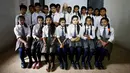 Durga Kami berfoto bersama siswa lainnya di ruang kelas di SMA Shree Kala Bhairab di Syangja, Nepal, 5 Juni 2016. Siapa sangka kakek berusia 68 tahun itu ternyata seorang siswa kelas X. (REUTERS/Navesh Chitrakar)