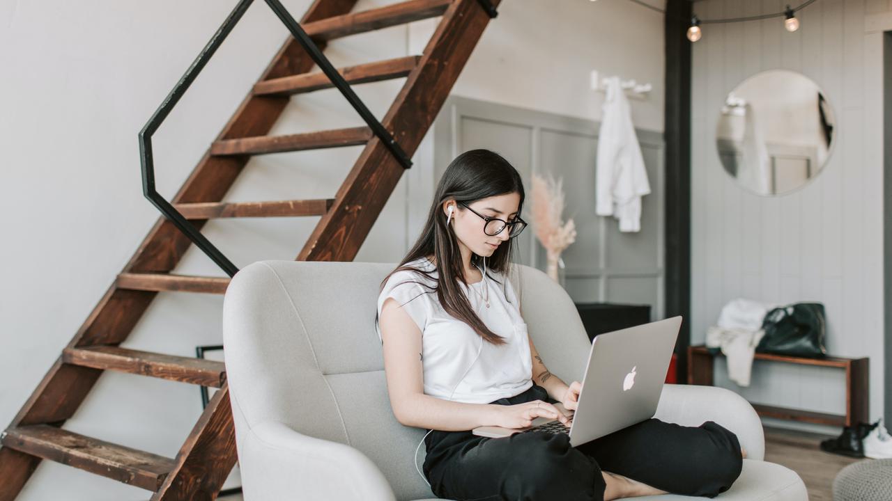 Melakukan Kegiatan Virtual Bersama