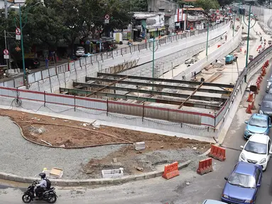 Pekerja menyelesaikan pembangunan Underpass Mampang di Jakarta, Senin (12/3). Proyek jalan bawah tanah sepanjang 855 meter yang direncanakan melewati dua jalan layang dan lampu merah perempatan Rasuna Said dan Mampang. (Liputan6.com/Immanuel Antonius)