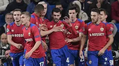Para pemain CSKA Moskow merayakan gol yang dicetak Georgy Shchennikov ke gawang Real Madrid pada laga Liga Champions di Stadion Santiago Bernabeu, Madrid, Rabu (12/12). Madrid kalah 0-3 dari CSKA. (AFP/Javier Soriano)