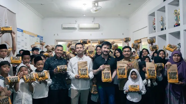 Utusan Khusus Presiden Bidang Pembinaan Generasi Muda dan Pekerja Sen Raffi Ahmad dan Rudy Salim berbagi makanan bergizi pada Jumat (10/01/2025)