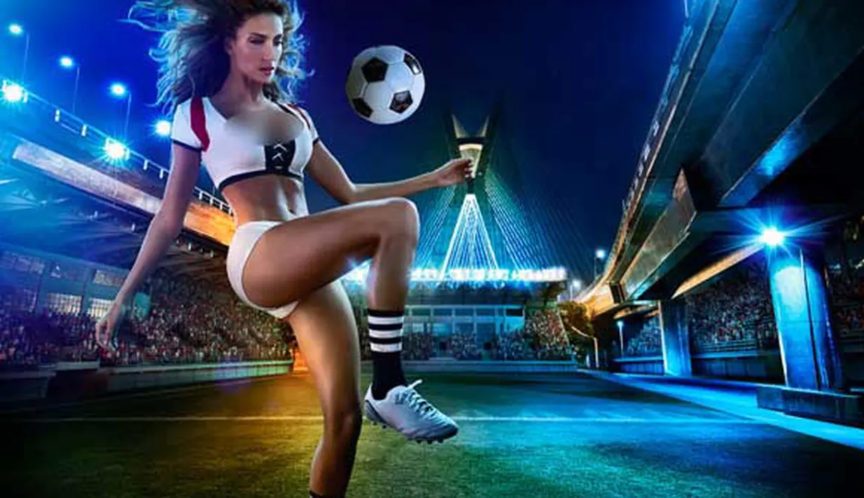 Model seksi mengenakan jersey hot dari kesebelasan Amerika Serikat (Foto:Tim Tadder)