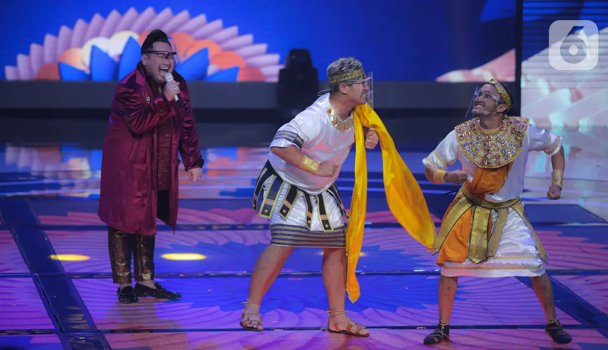 Penampilan Nassar, Gilang DIrgahari, Caisar dalam malam puncak Indonesian Dangdut Awards 2021 di Studio 5 Indosiar, Jakarta, Rabu (1/12/2021). Indonesian Dangdut Awards 2021 merupakan ajang bergengsi yang diberikan untuk insan-insan dangdut tanah air. (Liputan6.com/Faizal Fanani)