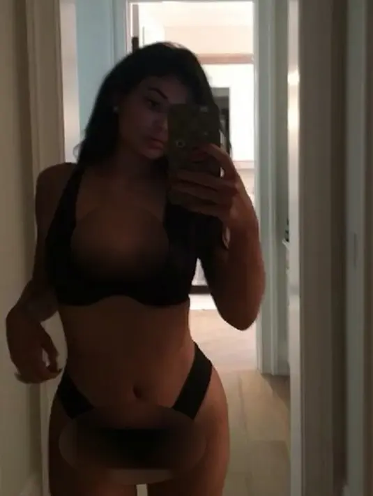 Keluarga Kardashian tidak hanya orangtua dan kakaknya, yang sering menghebohkan publik. Kylie yang berusia 19 tahun itu juga sering kali menghebohkan publik. (Instagram/kyliejenner)