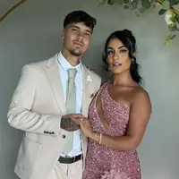 Pemain Timnas Indonesia Shayne Pattynama baru saja membagikan kabar bahagianya. Ia dan kekasihnya, Mina resmi meresmikan hubungannya ke jenjang yang lebih serius dengan bertunangan. [Foto: Instagram/ x.m.m.8]