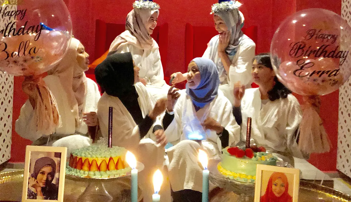 Terlihat dari empat foto yang diunggah oleh perempuan kelahiran Bandung 29 tahun itu ceria dengan mantan istri suaminya, Erra Fazira. Terlihat juga beberapa kerabat ikut memberikan kejutan. (Instagram/laudyacynthiabella)