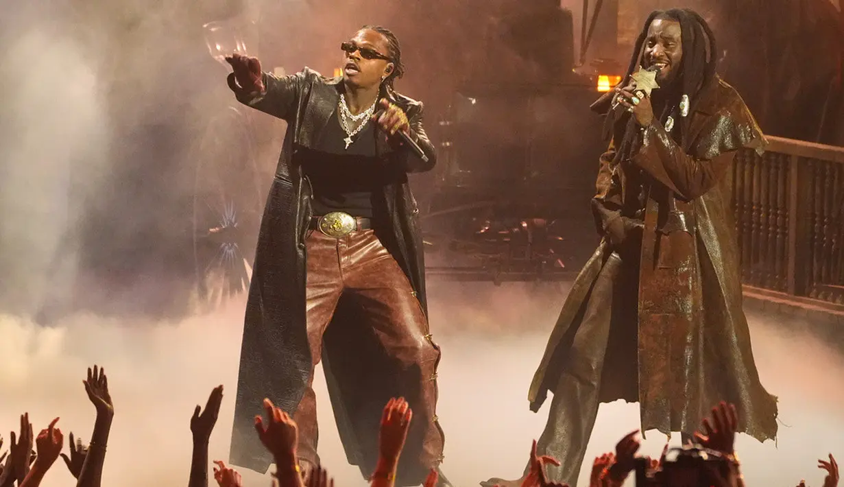 Gunna (kiri) dan Shaboozey tampil dalam ajang MTV Video Music Awards (VMAs) 2026 di Peacock Theater, Los Angeles, Amerika Serikat, Minggu (27/9/2026) waktu setempat. (AP Photo/Chris Pizzello)