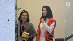 Tersangka Bupati Kutai Kartanegara nonaktif Rita Widyasari usai pemeriksaan di Gedung KPK, Jakarta, Kamis (1/2). Rita kembali diperiksa sebagai tersangka dalam kasus dugaan tindak pidana pencucian uang (TPPU). (Liputan6.com/Herman Zakharia)