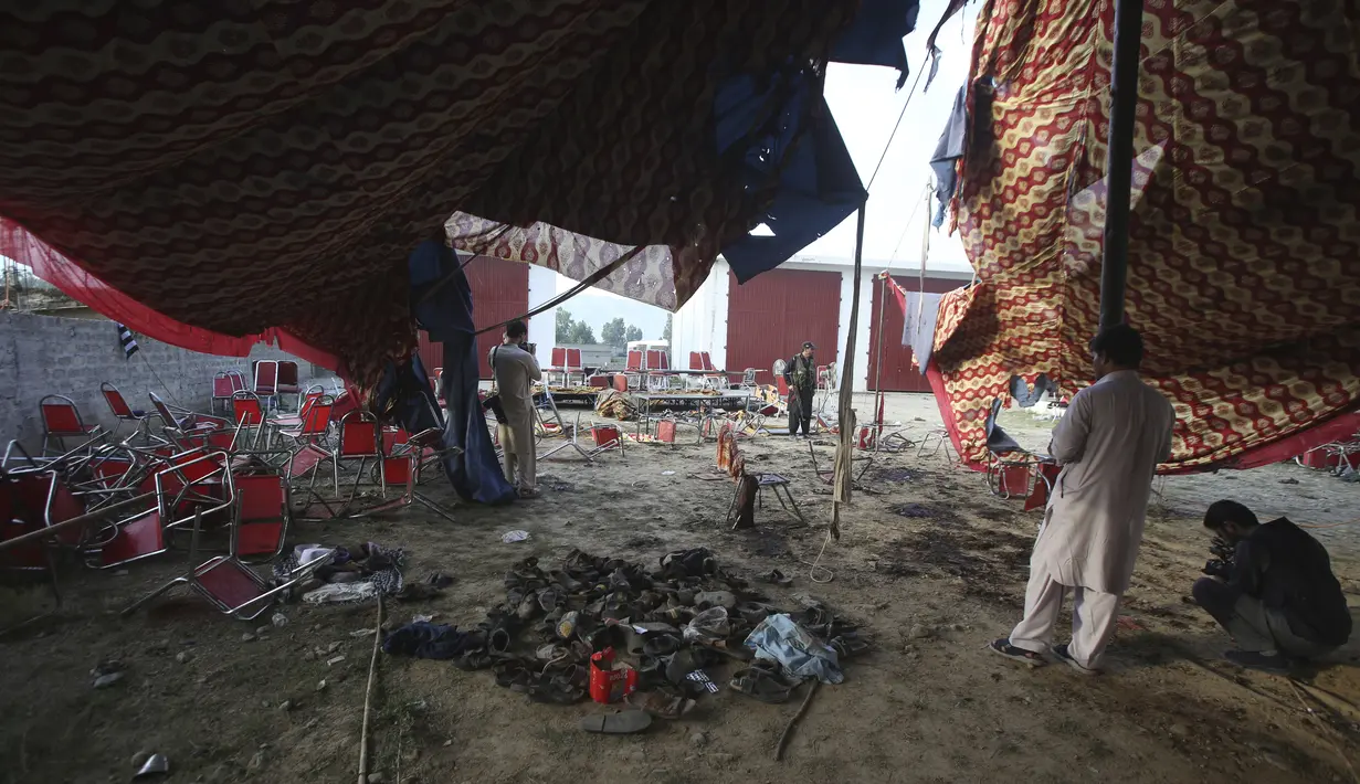 Polisi setempat mengatakan bahwa pelaku meledakkan diri di dekat panggung konvensi. (AP Photo/Mohammad Sajjad)