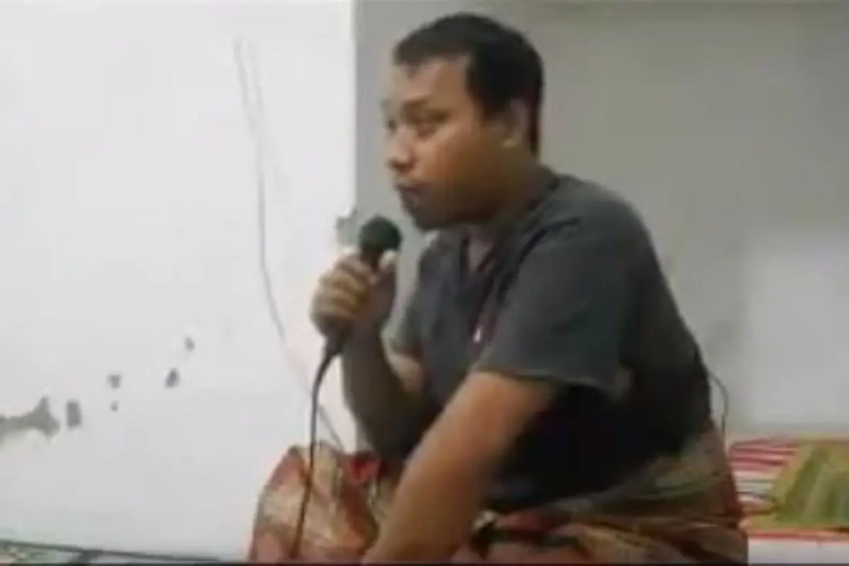 Kasihan tapi Kocak! Pria Ini Keselek Saat Bangunkan Warga Sahur