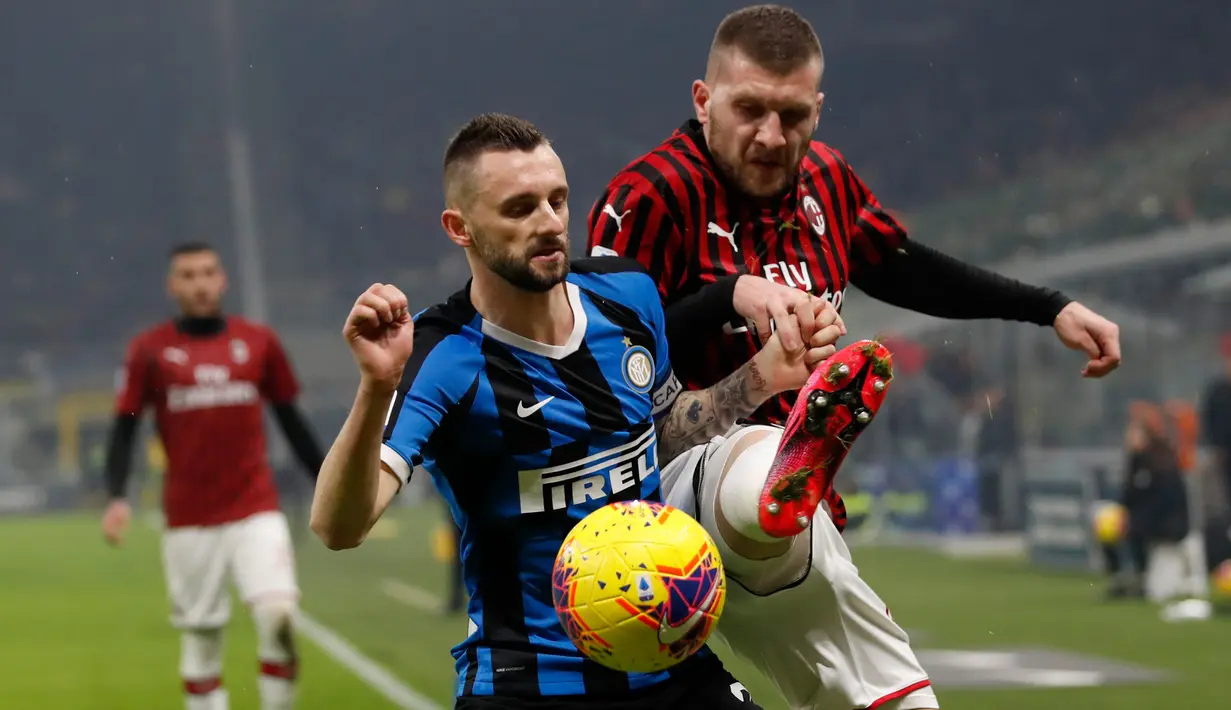 Penyerang AC Milan, Ante Rebic berebut bola dengan gelandang Inter Milan, Marcelo Brozovic pada laga pekan ke-23 Serie A di Giuseppe Meazza, Minggu (9/2/2020). Sempat tertinggal, Inter Milan sukses mengemas kemenangan 4-2 dari rival sekota AC Milan. (AP/Antonio Calanni)