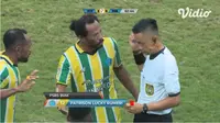 Pemain PSBS Biak memperoleh kartu merah dari wasit. Foto Vidio