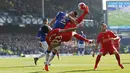 Pemain Liverpool Emre Can berebut bola dengan pemain Everton Gareth Barry dalam lanjutan Liga Premier Inggris di Goodison Park, Minggu (04/10/2015). Liverpool dan Everton bermain imbang 1-1. (Action Images via Reuters / Lee Smith)