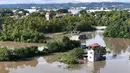Di Provinsi Albay, warga dilaporkan terjebak di atap rumah setelah banjir dan tanah longsor melumpuhkan transportasi di daerah-daerah terdampak. (John Dimain/AFP)
