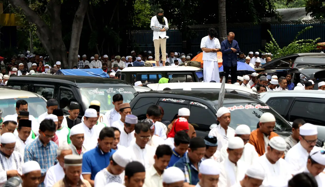 Sebagian demonstran salat Jumat diatas mobil di Jalan Ir. H. Juanda dekat Masjid Istqlal, Jakarta, Jumat (4/11). Karena massa terlalu banyak dan tidak tertampung di Masjid Istiqlal, massa salat di jalan sekitar masjid. (Liputan6.com/Gempur M. Surya)