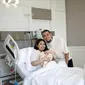 Via Vallen dan Chevra Yolandi bersama anak pertama (Dok. National Hospital)