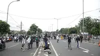 Massa aksi membubarkan diri usai terlibat bentrok dengan polisi di flyover Penggilingan, Jakarta, Kamis (24/6/2021). Sebelumnya, aparat kepolisian dengan simpatisan Rizieq Shihab terlibat bentrokan jelang sidang vonis perkara tes swab yang digelar di di PN Jakarta Timur. (Liputan6.com/Faizal Fanani)