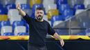 Pelatih Napoli, Gennaro Gattuso, memberi instruksi kepada para pemainnya dalam laga lanjutan Liga Europa 2020/21 Grup F melawan Real Sociedad di Diego Armando Maradona Stadium, Kamis (10/12/2020). Napoli bermain imbang 1-1 dengan Real Sociedad. (AFP/Alberto Pizzoli)