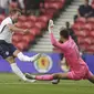 Kiper Austria Daniel Bachmann menyelamatkan tembakan dari pemain Inggris Harry Kane selama pertandingan sepak bola persahabatan internasional di stadion Riverside di Middlesbrough, Inggris, Rabu 2 Juni 2021. (AP Photo/Scott Heppell, Pool)