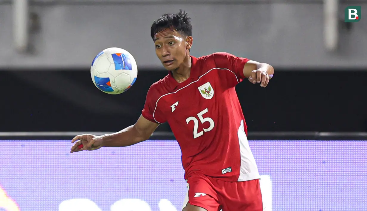 Pemain Timnas Indonesia, Beckham Putra mengontrol bola dalam laga FIFA Matchday melawan Chinese Taipei di Stadion Gelora Bung Tomo (GBT), Surabaya, Jumat (05/09/2025). (Bola.com/Abdul Aziz)