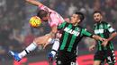 Pemain Juventus, Stefano Sturaro duel udara dengan pemain Sassuolo, Sergio Floccari pada laga Serie A di Stadion Mapei, Italia, Rabu (28/10/2015). (EPA/Serena Campanini)