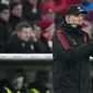 Pelatih Bayern Munchen, Thomas Tuchel, mengamati permainan anak asuhnya saat melawan SC Freiburg dalam laga babak perempat final DFB Pokal di Allianz Arena, Rabu (05/04/2023). Kekalahan perdana pelatih anyar Thomas Tuchel ini membuat Bayern tersingkir dari DFB Pokal. (AP Photo/Matthias Schrader)