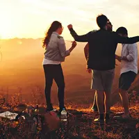 Shelly Baker dan pasangannya memutuskan untuk menjalani open relationship yang berakhir dengan poliamori, hubungan asmara dengan lebih dari 5 orang. Simak di sini kisahnya. Sumber foto: Ilustrasi/unsplash.com/Helena Lopes.