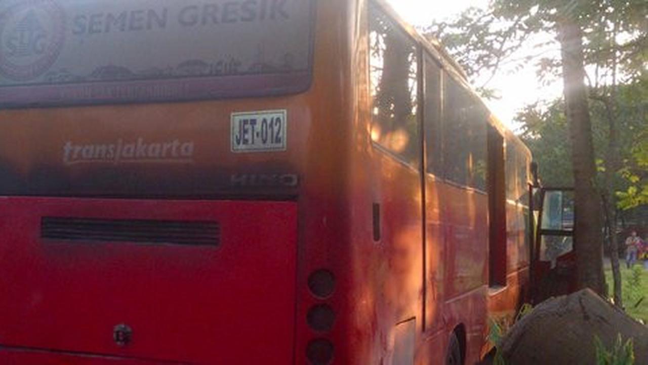 Transjakarta terbakar di Halte Stasiun Jatinegara bawa 60 penumpang