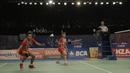Ganda campuran Indonesia, Tontowi Ahmad/Liliyana Natsir, mengalahkan pasangan Malaysia, Tan Kian Meng/Lai Pei Jing pada laga Indonesia Open 2017 di JCC, Jumat (16/6/2017). Indonesia 21-18, 21-16. (Bola.com/M Iqbal Ichsan)