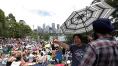 Ribuan warga duduk di lapangan untuk menonton kembang api jelang pergantian Tahun Baru di Sydney, Australia, (31/12/2016). Mereka sudah berada di taman sejak pukul 06.30 page waktu setempat. (REUTERS/Jason Reed)