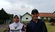 Airlangga Sucipto dan anaknya, Aqilla Davina Putri, pesepakbola putri asal Bandung. (Bola.com/Muhammad Faqih)