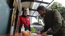 Pengunjung mengisi buku tamu sebelum memasuki restoran Bebek Kaleyo, Kemanggisan, Jakarta, Senin (12/10/2020). Pada penerapan kembali masa PSBB Transisi Jakarta, restoran dan cafe diperbolehkan melakukan pelayanan makan di tempat dengan protokol kesehatan yang ketat. (Liputan6.com/Herman Zakharia)