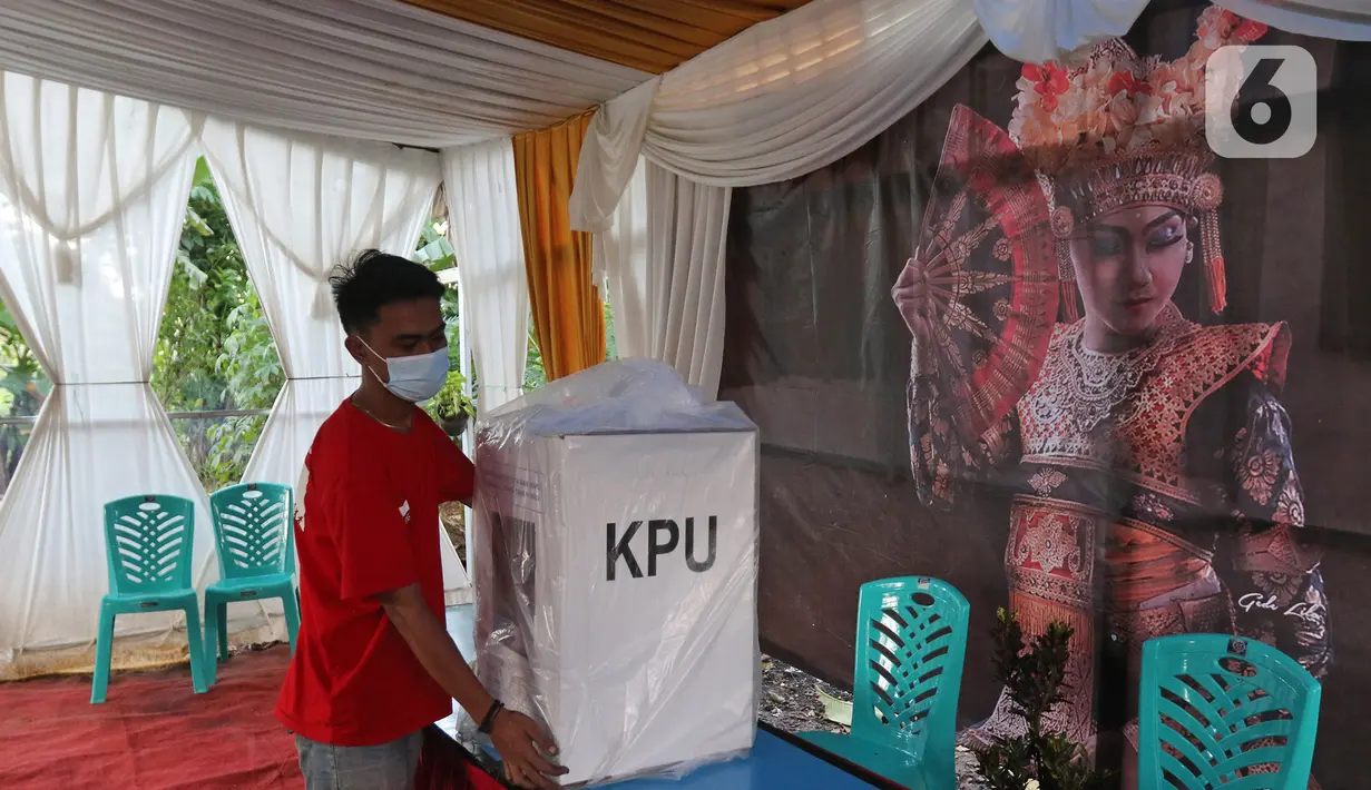 Petugas membawa logistik pilkada ke Tempat Pemungutan Suara (TPS) 33 di lingkungan RT 05 RW 06 Kelurahan Cipayung, Depok, Jawa Barat, Selasa (8/12/2020). Sejumlah logistik pilkada Depok 2020 di distribusikan dari kelurahan Cipayung ke sejumlah TPS. (Liputan6.com/Herman Zakharia)