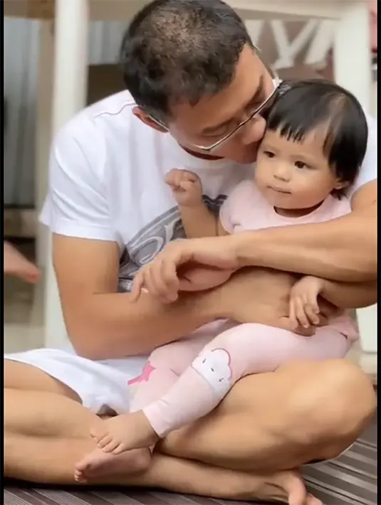 Momen bermain sama cucu tersebut dibagikan dalam video singkat dan diunggah di akun instagramnya. [Instagram/ananghijau]