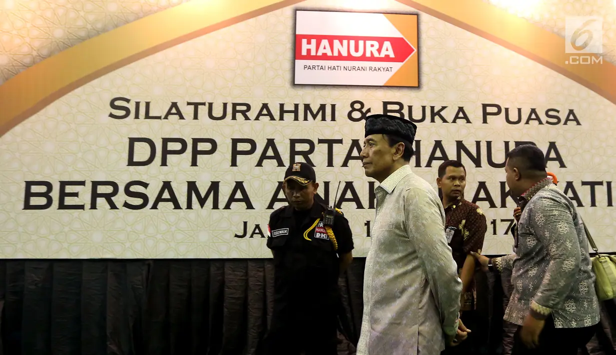 Ketua Dewan Pembina Hanura sekaligus Menko Polhukam Wiranto menghadiri acara Buka Bersama Partai Hanura di Jakarta, Jumat (16/6). Acara buka bersama ini sebagai silaturahmi Partai Hanura dan dihadiri ribuan anak Yatim. (Liputan6.com/Johan Tallo)