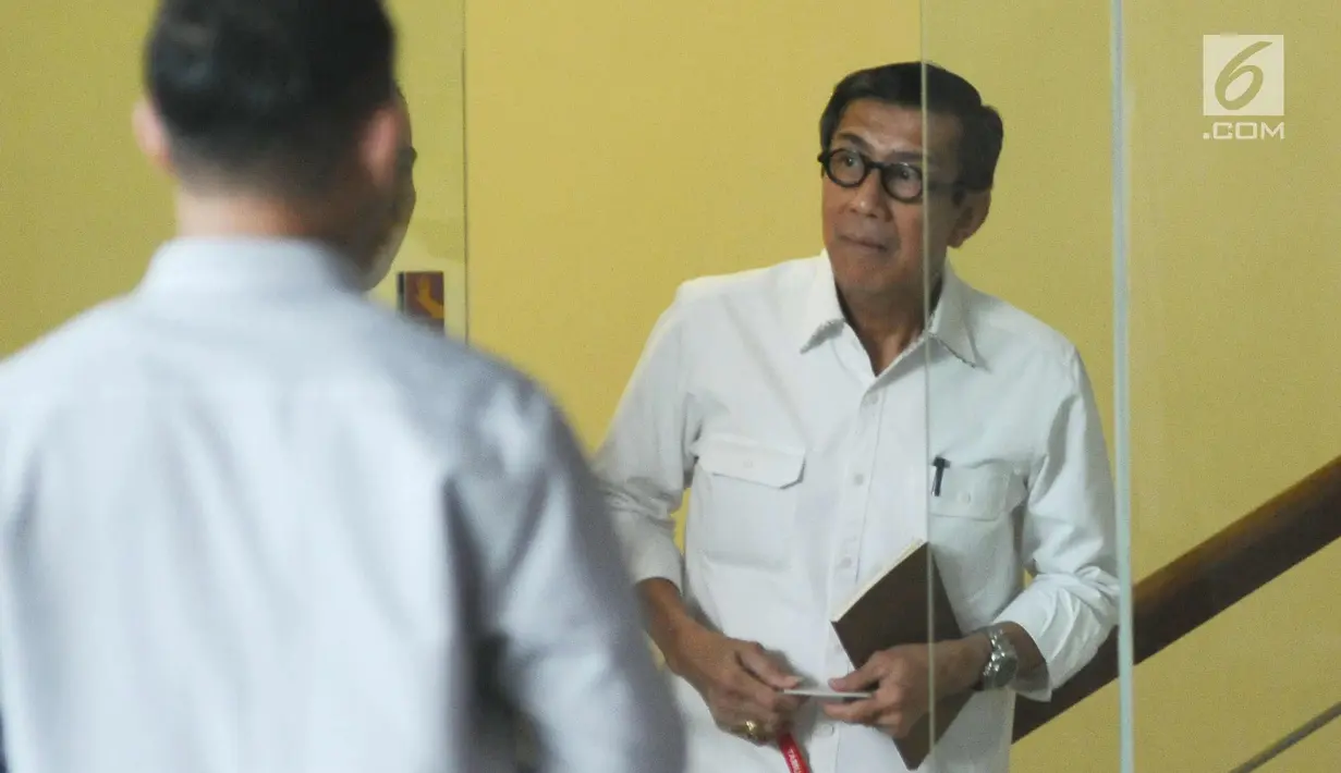 Menteri Hukum dan HAM Yasonna H Laoly (kanan) usai menjalani pemeriksaan di gedung KPK, Jakarta, Rabu (10/1). Yasonna memenuhi panggilan KPK dan tiba sekitar pukul 09.58 WIB. (Liputan6.com/Helmi Fithriansyah)