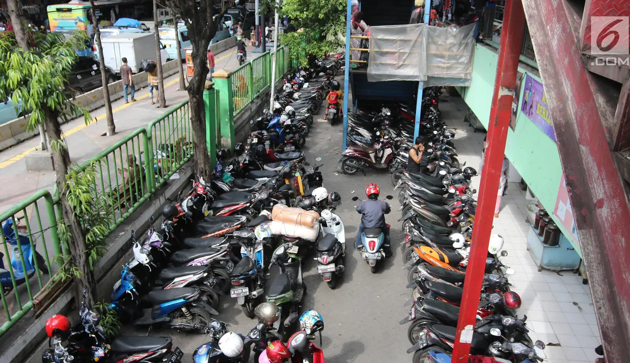Suasana parkiran Blok G Tanah Abang, Jakarta, Jumat (27/4). Tempat itu akan dijadikan lokasi relokasi sementara bagi pedagang Blok G. (Liputan6.com/Arya Manggala)