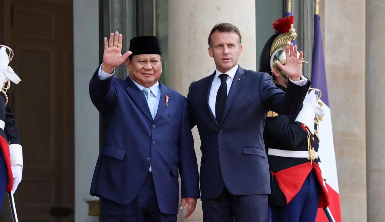 Presiden Prancis Emmanuel Macron (kanan) menyambut Presiden Indonesia Prabowo Subianto sebelum pertemuan bilateral di Istana Elysee, Paris pada 14 Juli 2025. (Ludovic MARIN/AFP)