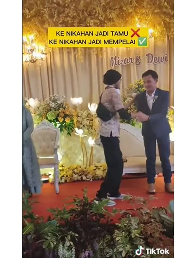 Pasangan Sakit, Pria Ini Rela Jadi Mempelai Wanita Demi Hibur Sahabat di Pelaminan